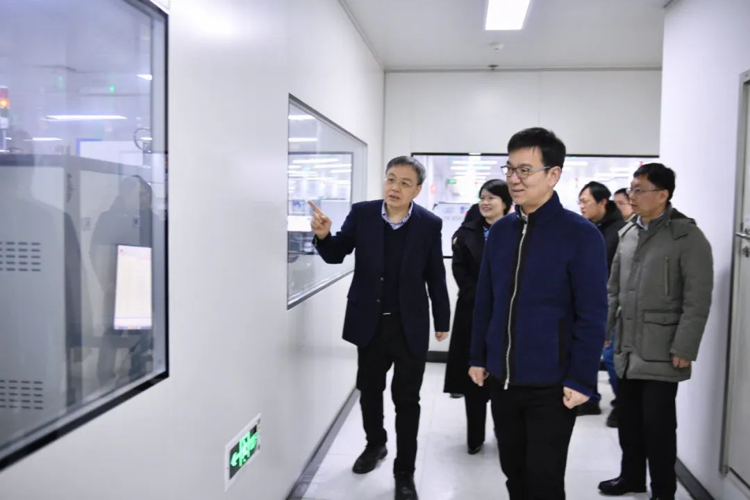 滨江区委书记章登峰走访慰问amjs澳金沙门微春节坚守岗位的一线干部职工